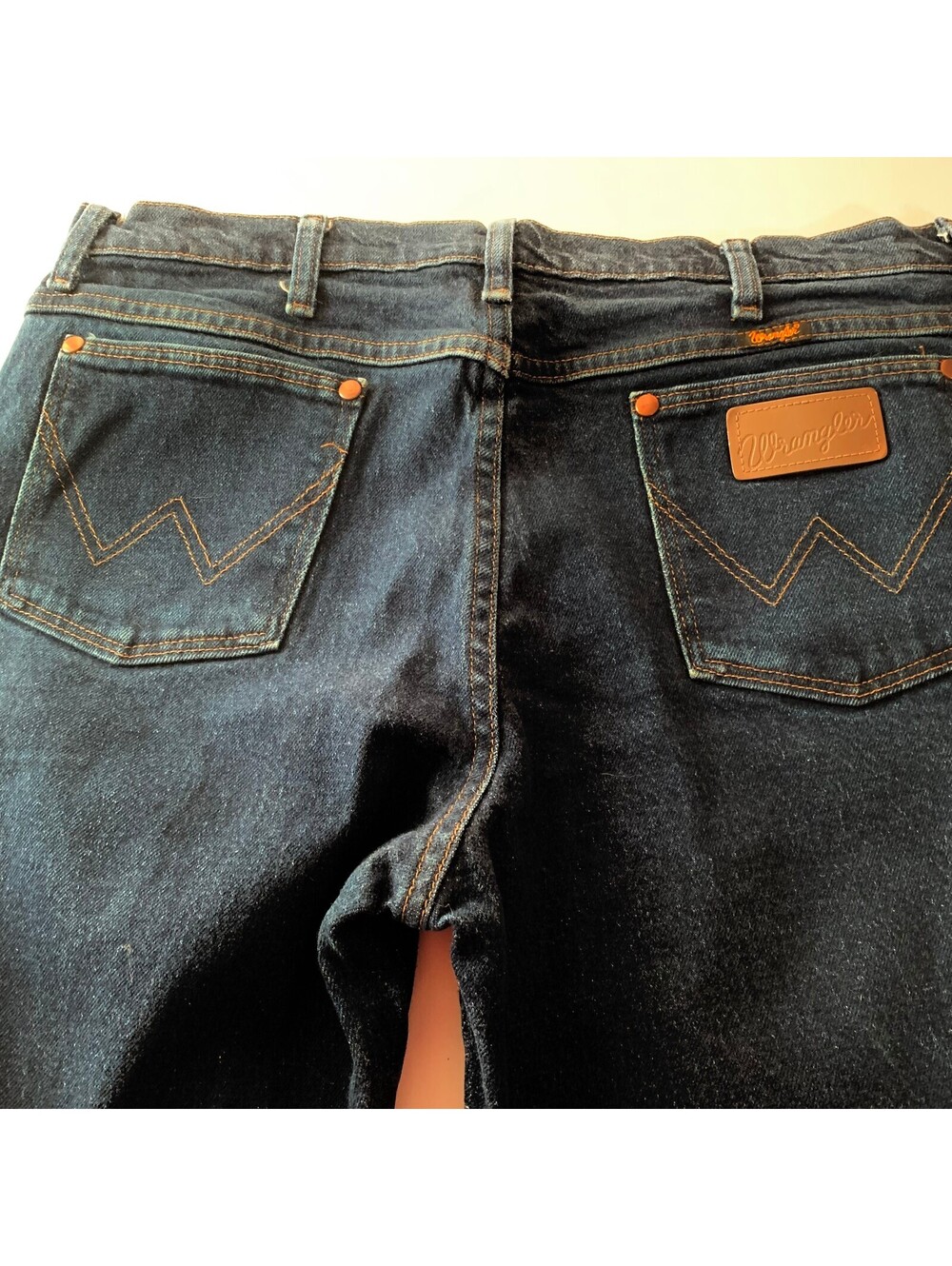 Wrangler dark wash jeans 36x30 - Picture 2 of 5